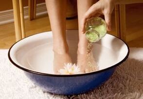 Pro lidi s plísní nehtů na nohou je užitečné koupele s octem a solí. 