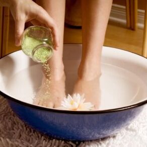 Během léčby plísní je třeba často umývat nohy. 